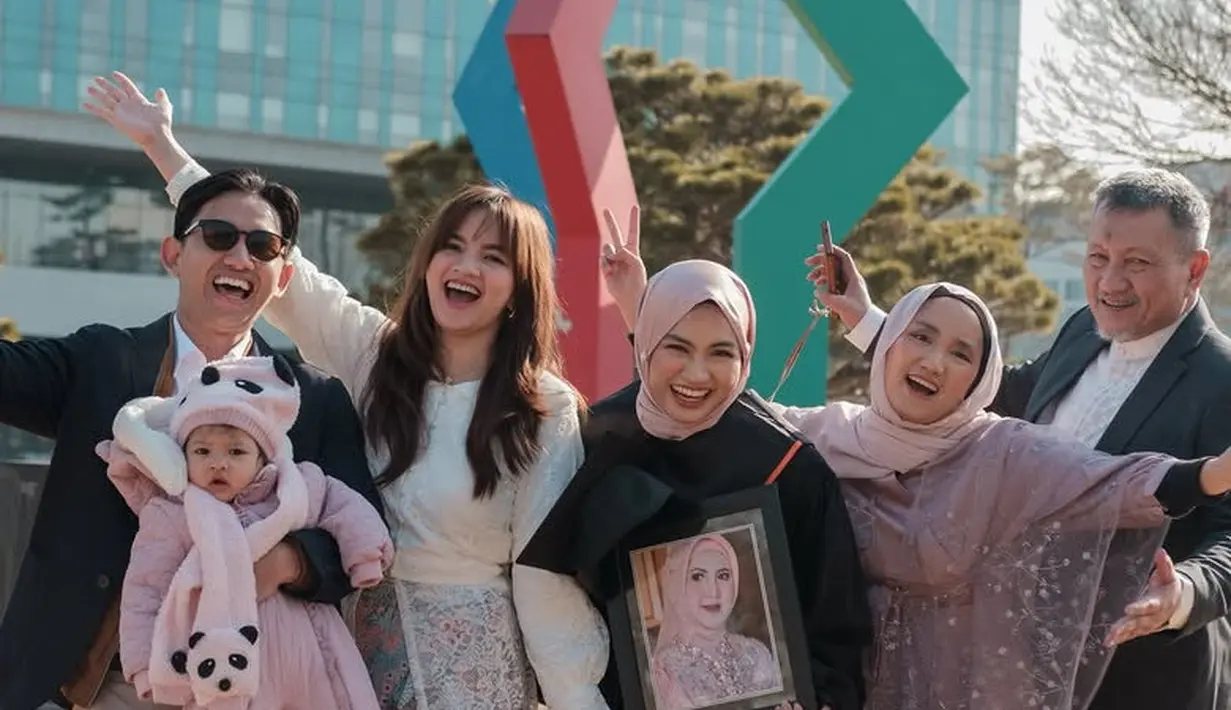 Momen paling emosional dalam wisuda Xaviera adalah saat ia mempersembahkan gelar kelulusannya untuk mama tercinta. Xaviera menulis dalam postingannya. Tampak ia pun membawa foto sang ibunda saat berfoto bersama keluarga selepas wisuda. [@xavieraaputri]