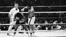 Aksi Muhammad Ali saat menghantam petinju Leon Spinks selama ronde kedua dalam pertandingan tinju di Louisiana Superdome, New Orleans, Louisiana, AS pada (15/9/1978). (REUTERS/Action Images/MSI)