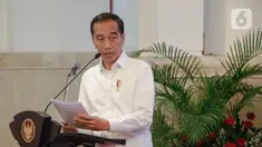 Presiden Joko Widodo atau Jokowi memberikan pengarahan kepada para peserta Rapat Koordinasi Nasional Kebakaran Hutan dan Lahan 2020 di Istana Negara, Jakarta, Kamis (6/2/2020). Jokowi memperingatkan Polri dan TNI untuk menindak tegas pelaku pembakaran hutan. (Liputan6.com/Faizal Fanani)