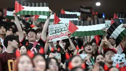 Sejumlah pendukung Korea Selatan mengangkat poster bergambar bendera Palestina pada laga laga Grup B Kualifikasi Piala Dunia 2026 melawan Palestina di Seoul World Cup Stadium, Seoul, Korea Selatan, Kamis (05/09/2024) WIB. (AFP/Jung Yeon-je)