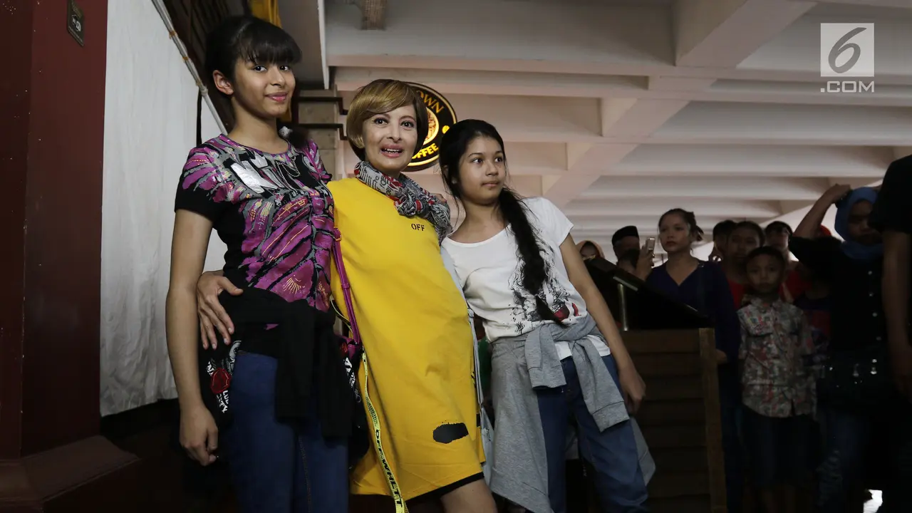 Yana Zein bersama dua putrinya.