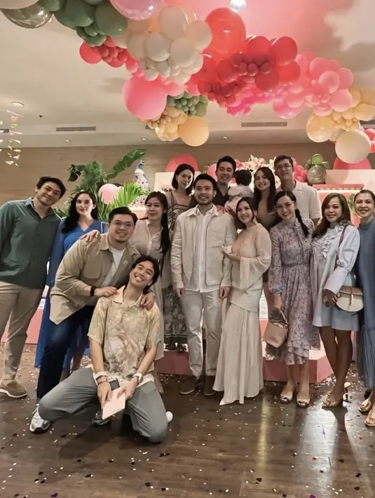 Hesti Purwadinata juga hadir mengenakan dress motif bunga. Tampak juga istri Vincent yang mengenakan long dress pleated biru lengan panjang. [@hestipurwadinata]