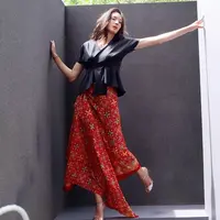 Nadine Chandrawinata memberi ide tampilan modern chic dengan top hitam dan kain atau rok batik asimetris warna bold yang mengelevansi tampilan (Instagram @nadinelist)