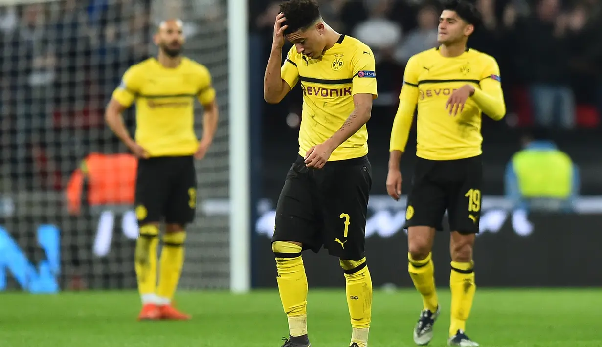 Ekspresi Jadon Sancho usai dikalahkan Spurs pada leg 1, 16 besar Liga Champions yang berlangsung di stadion, Wembley, London, Kamis (14/2). Tottenham Hotspur menang 3-0 atas Borussia Dortmund (AFP/ Adrian Dennis)