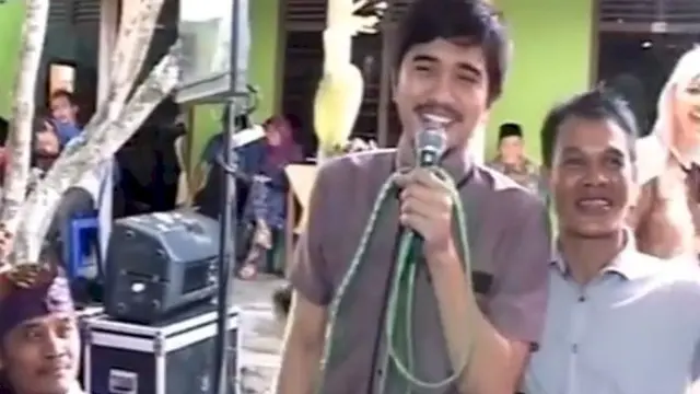 7 Potret Kesederhanaan Duta Sheila On 7 Saat Diajak Foto Fans, Terus Membumi