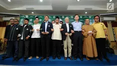 Ketum PP Pemuda Muhammadiyah, Dahnil Anzar Simanjuntak (tengah) bersama tokoh organisasi pemuda lintas agama usai memberi keterangan di Jakarta, Selasa (5/9). Mereka mengeluarkan pernyataan sikap terkait Rohingya . (Liputan6.com/Helmi Fithriansyah)