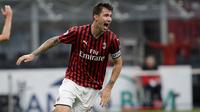 Bek AC Milan, Alessio Romagnoli berselebrasi usai mencetak gol ke gawang Parma pada pertandingan lanjutan Liga Serie A Italia di Stadion San Siro di Milan, Italia (15/7/2020). AC Milan menang telak 3-1 atas Parma. (AP Photo/Luca Bruno)