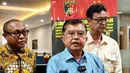 Langkah hukum ini ditempuh dengan dasar dugaan pelanggaran pasal pencemaran nama baik dan fitnah sebagaimana diatur dalam Undang-Undang Nomor 1 Tahun 2023 tentang KUHP, serta ketentuan dalam Undang-Undang Informasi dan Transaksi Elektronik. Tampak dalam foto, Wakil Presiden ke-10 dan ke-12 Republik Indonesia, Jusuf Kalla memberi keterangan usai membuat laporan di Gedung Bareskrim Mabes Polri, Jakarta, Rabu (8/4/2026). (Ade Danhur/Media JK)