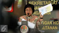 Menteri Lingkungan Hidup dan Kehutanan (LHK), Siti Nurbaya memperlihatkan data saat Konferensi Pers di Kementrian LHK, Jakarta, Jumat (18/9/2015). Siti Nurbaya menetapkan 10 perusahaan terlibat dalam pembakaran hutan. (Liputan6.com/Johan Tallo)