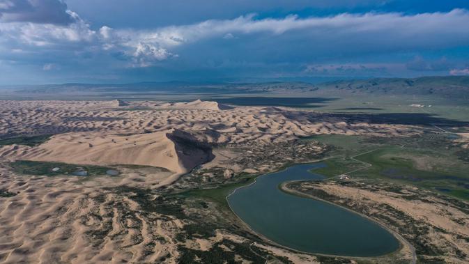 Foto dari udara yang diabadikan pada 28 Juli 2020 ini menunjukkan bagian dari pemandangan Danau Qinghai di Provinsi Qinghai, China barat laut. (Xinhua/Zhang Hongxiang)