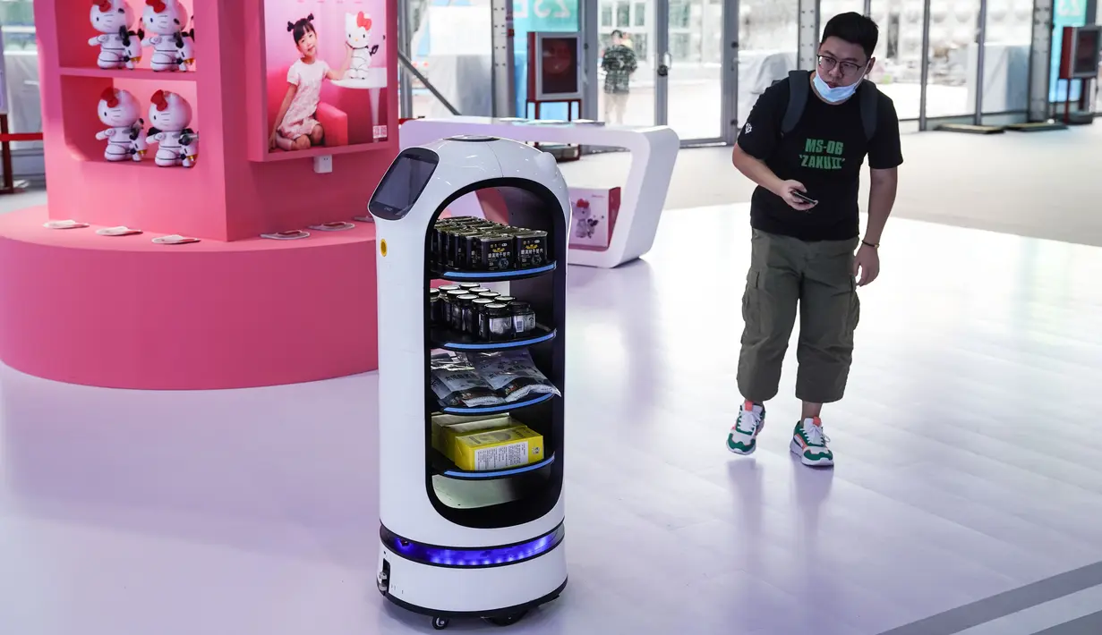 Robot pengantar makanan bekerja di paviliun pameran outdoor di dekat China National Convention Center, lokasi penyelenggaraan Pameran CIFTIS, di Beijing, China  (1/9/2020). CIFTIS, platform utama untuk perdagangan jasa di China, akan dihelat pada awal September di Beijing. (Xinhua/Peng Ziyang)