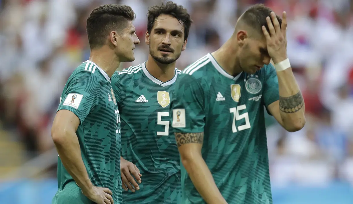 Mario Gomez, Mats Hummels dan Niklas Suele bersedih saat timnya kalah dari Korea Selatan pada laga grup F Piala Dunia 2018 di Kazan Arena, Kazan, Rusia, (27/6/2018). Jerman kalah 0-2. (AP/Michael Probst)