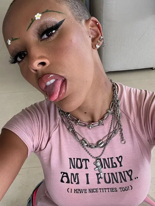 Setelahnya, Doja Cat mengambar alis dengan beberapa motif yang cukup unik. (FOTO: instagram.com/dojacat)