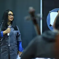 "Iki kan baru ya di dunia ini (nyanyi), dan diberikan suatu kesempatan bisa kolaborasi dengan penyanyi legendaris, sangat luar biasa banget. Apalagi banyak dapat masukan," tutur Rizky. (Adrian Putra/Bintang.com)