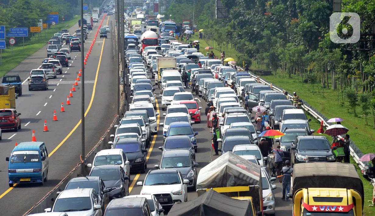 Kendaraan antre menunggu dibukanya jalur menuju kawasan Puncak dan sekitarnya di pintu keluar Tol Gadog, Ciawi, Bogor, Jawa Barat, Kamis (29/10/2020). Libur panjang dimanfaatkan warga Ibu Kota untuk mengisi liburan. (merdeka.com/Arie Basuki)