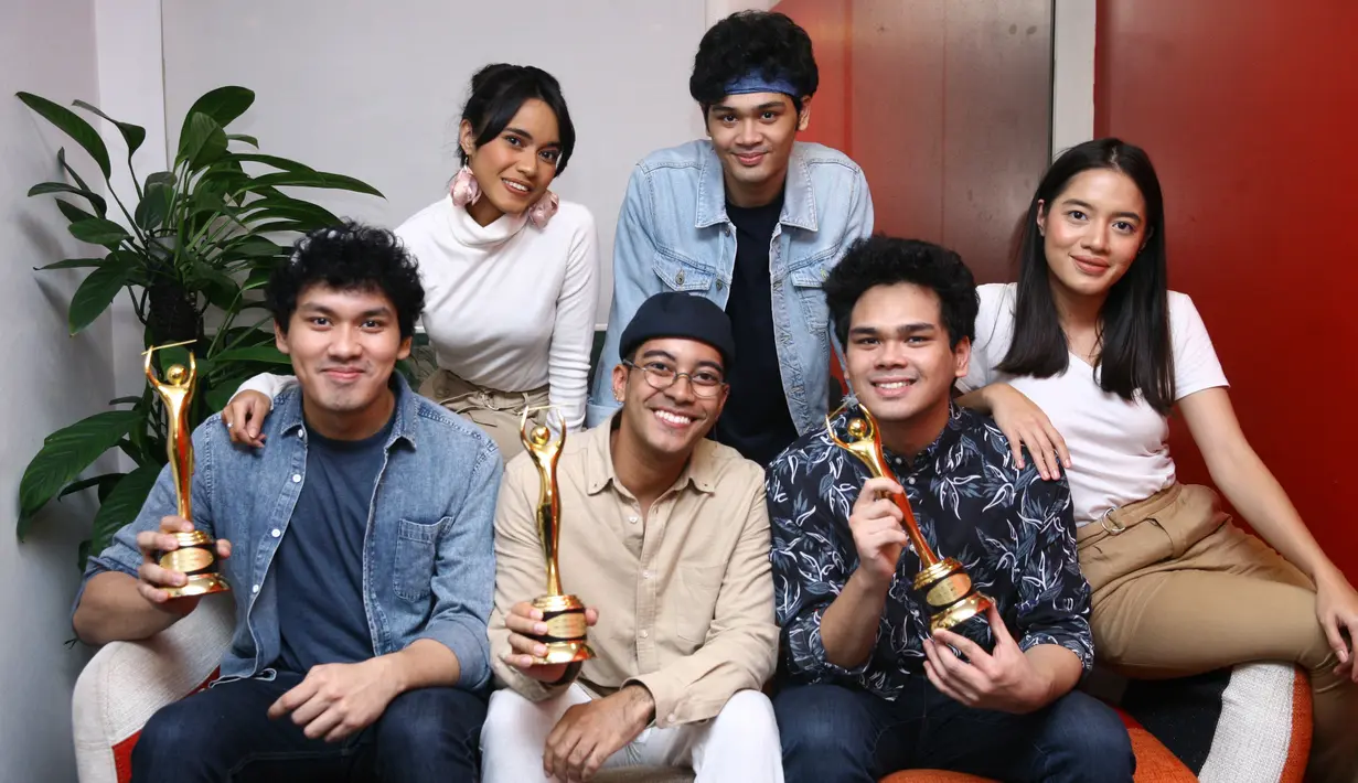 Bagi kedua grup musik ini, penghargaan yang tidak pernah ditargetkan meraih piala itu merupakan penghargaan pertamanya dari AMI. Senang dan bangga bisa meraih penghargaan tersebut. (Nurwahyunan/Bintang.com)