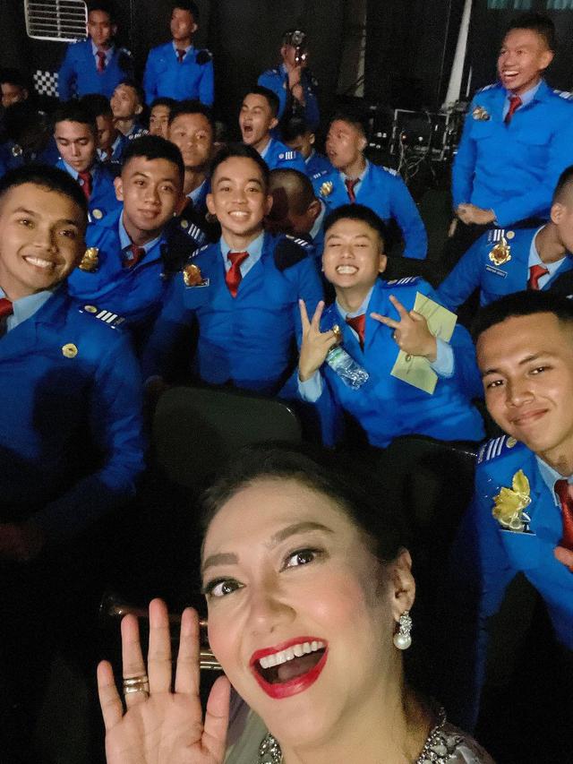 6 Potret Bella Saphira Hadir di Wisuda Putri Sambungnya, Makin Kompak