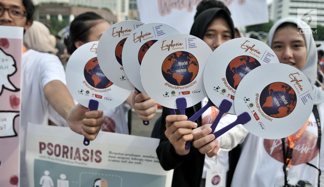 Mahasiswa dari Fakultas Kedokteran Universitas Indonesia (FKUI) menggelar kampanye tentang penyakit Psoriasis saat car free day di Jakarta, Minggu (4/11). Aksi itu bekerjasama dengan Rumah Sakit Cipto Mangunkusumo (RSCM). (Merdeka.com/Iqbal S. Nugroho)