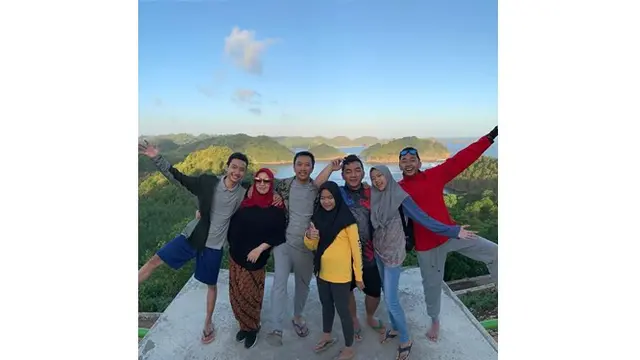Keduanya dianugerahi tujuh orang anak, keluarganya pun terlihat sangat bahagia.