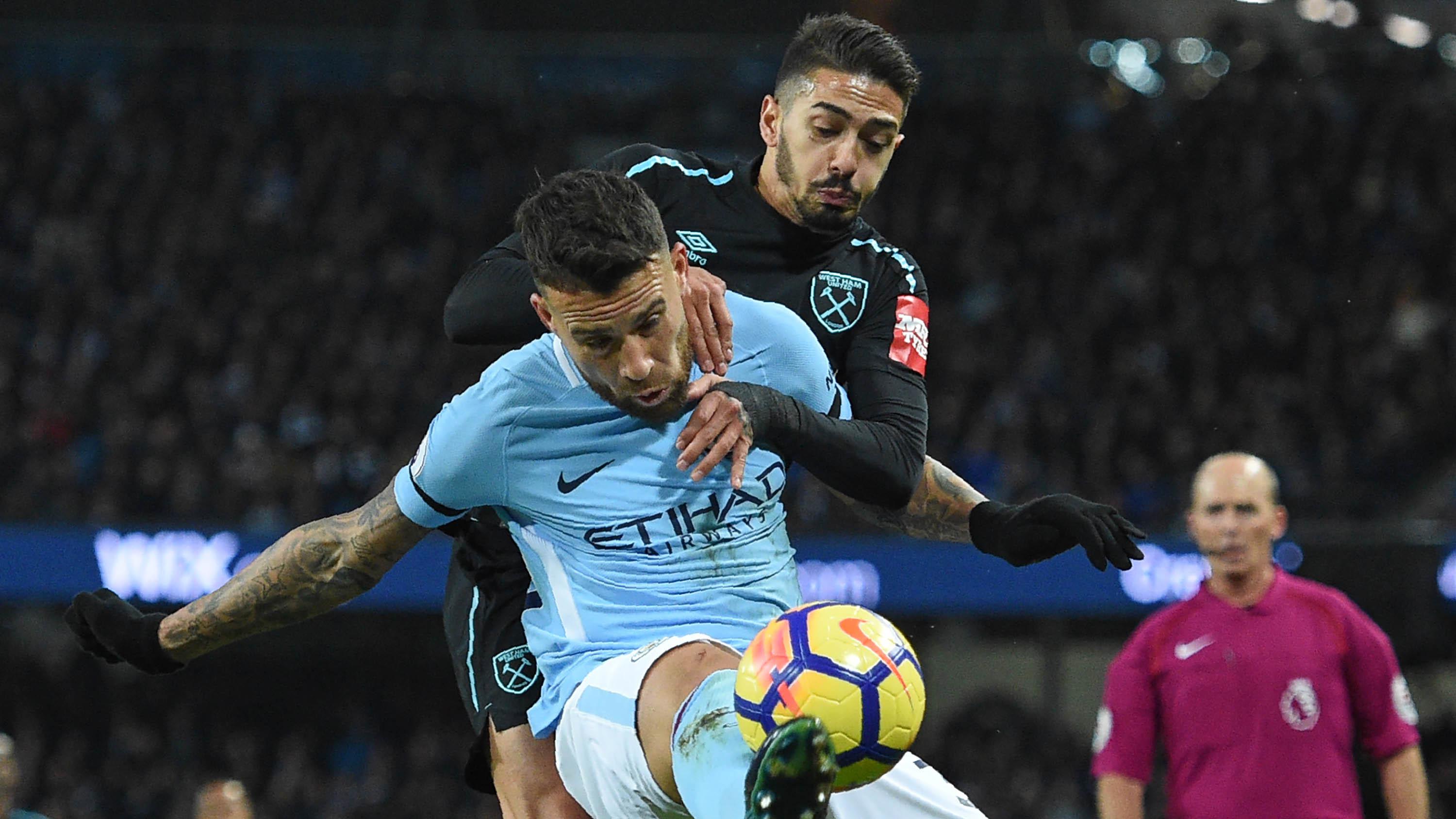 Bek Manchester City, Nicolas Otamendi, menjaga bola dari gelandang West Ham, Manuel Lanzini, pada laga Premier League di Stadion Etihad, Manchester, Minggu (3/11/2017). City menang 2-1 atas West ham. (AFP/Oli Scarff)