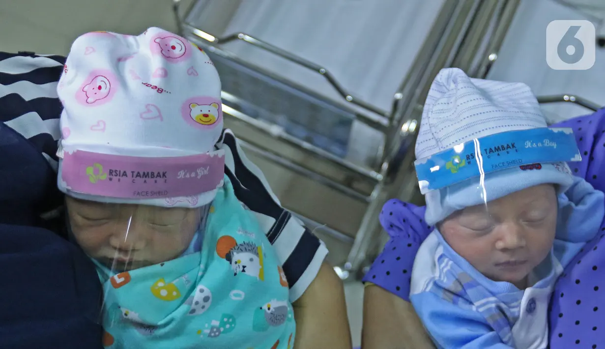 Dua bayi memakai face shield atau pelindung wajah di Rumah Sakit Ibu dan Anak Tambak, Jakarta, Selasa (14/4/2020). RSIA Tambak sejak 12 April 2020 membuat kebijakan bayi yang baru lahir dipakaikan pelindung wajah untuk mencegah terpapar virus corona COVID-19. (Liputan6.com/Herman Zakharia)