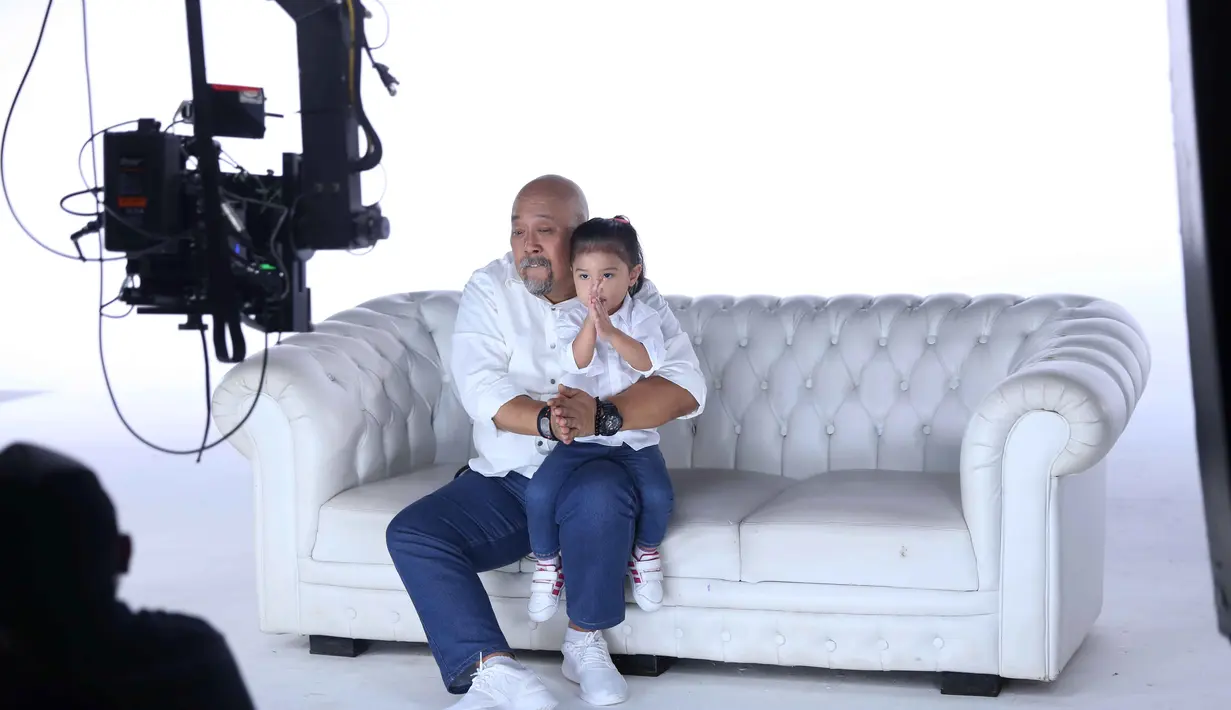 "Kalau quality time sama cucu, Lumayan sering, kalau 2 minggu sekali, tapi yang jelas sebulan pasti ketemu, nggak mungkin nggak, pasti ketemu," ungkapnya. (Nurwahyunan/Bintang.com)