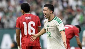 Gelandang Aljazair, Ibrahim Maza, merayakan gol ketiga timnya dalam pertandingan sepak bola Grup E Piala Afrika (AFCON) antara Guinea Khatulistiwa vs Aljazair di Stadion Moulay Hassan, Rabat, pada 31 Desember 2025. (Gabriel BOUYS / AFP)
