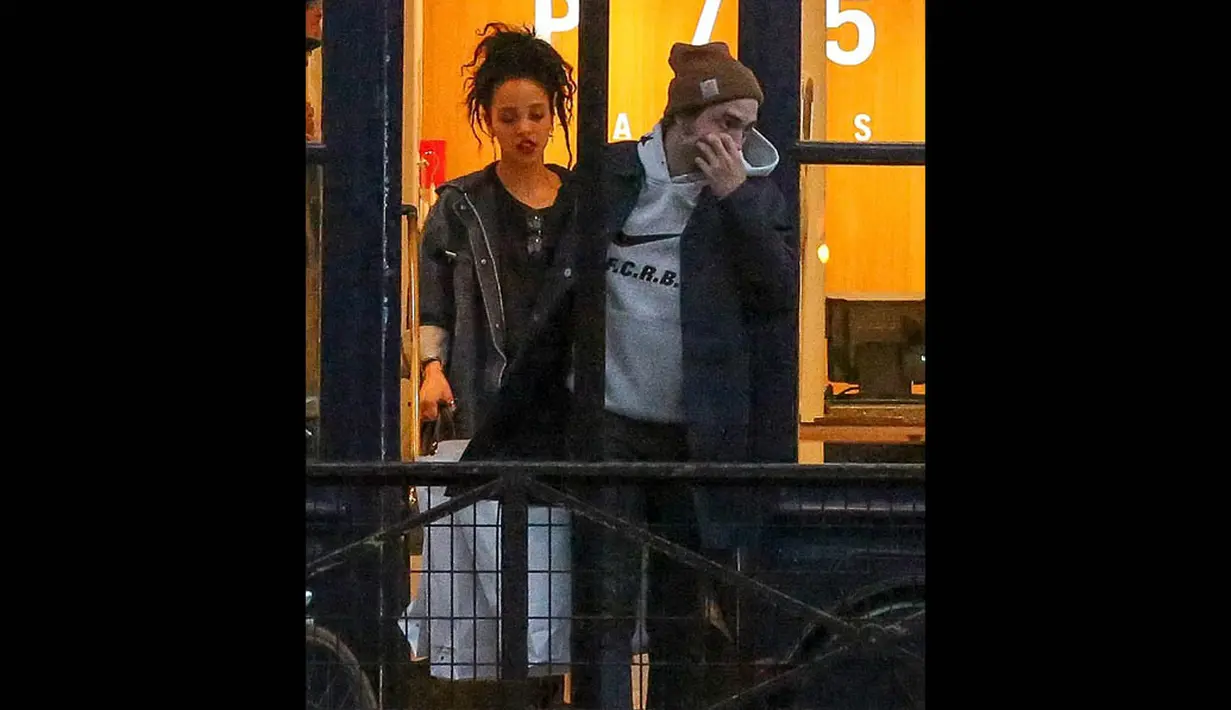 Pasangan yang tengah dimabuk cinta itu terlihat keluar masuk beberapa toko di kota Paris, (15/10/14). (Dailymail)