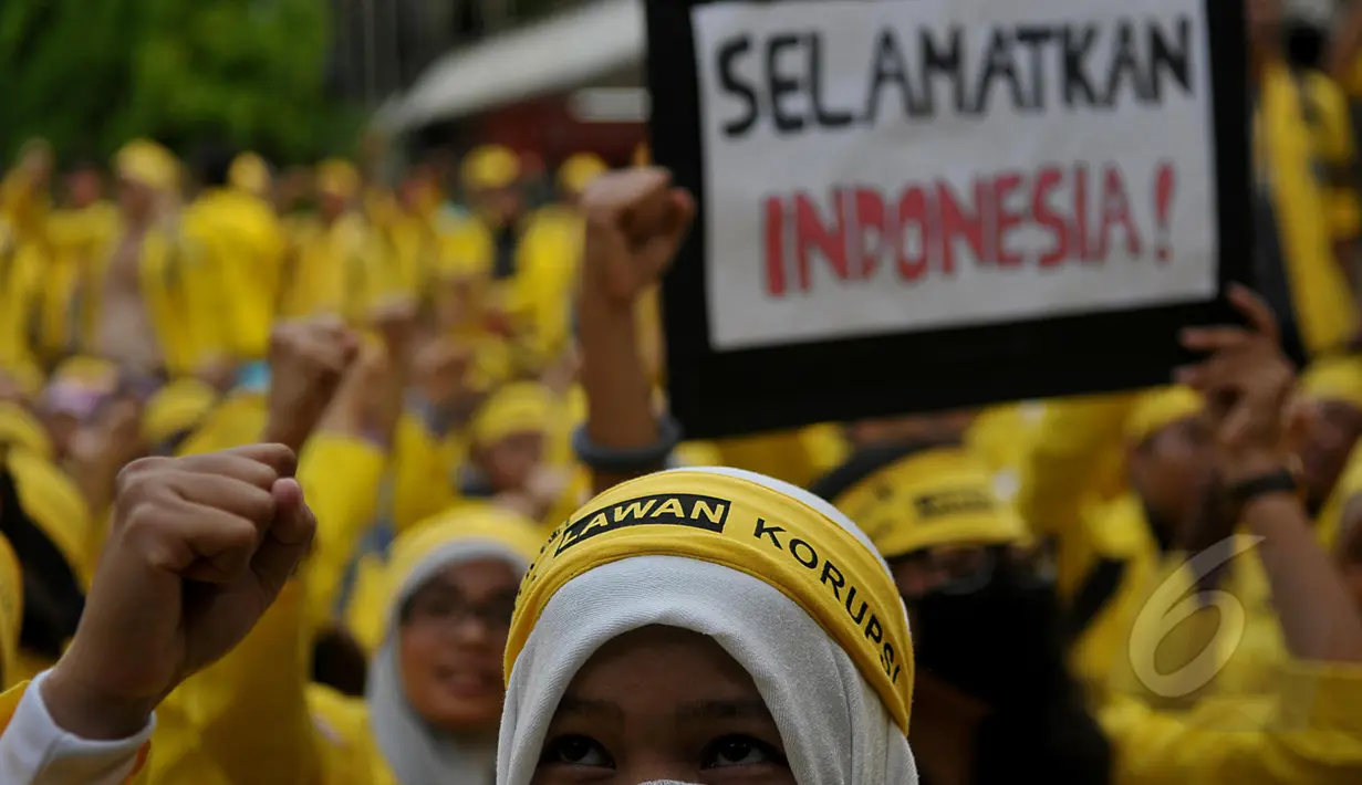 Ratusan mahasiswa UI menggelar aksi di kampus UI Salemba, Jakarta, Jumat (20/3/2015). Mereka mengultimatum dan mengumpulkan surat untuk Presiden Jokowi. (Liputan6.com/Johan Tallo) 