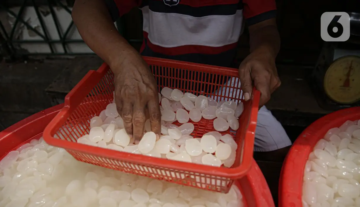 Pedagang menyortir kolang-kaling untuk dijual di kawasan Tanah Abang (13/4/2021). Kolang-kaling dijual dengan harga bervariasi, mulai dari Rp. 13.000 hingga Rp. 15.000 per kilogram. (Liputan6.com/Faizal Fanani)
