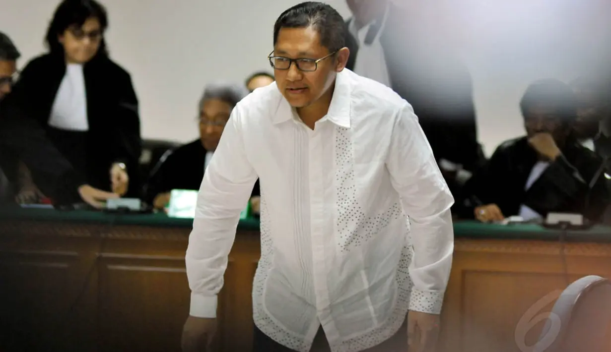 Anas Urbaningrum memberi hormat kepada Majelis Hakim saat memasuki ruang persidangan di Pengadilan Tipikor, Jakarta, Jumat (30/5/14). (Liputan6.com/Johan Tallo)