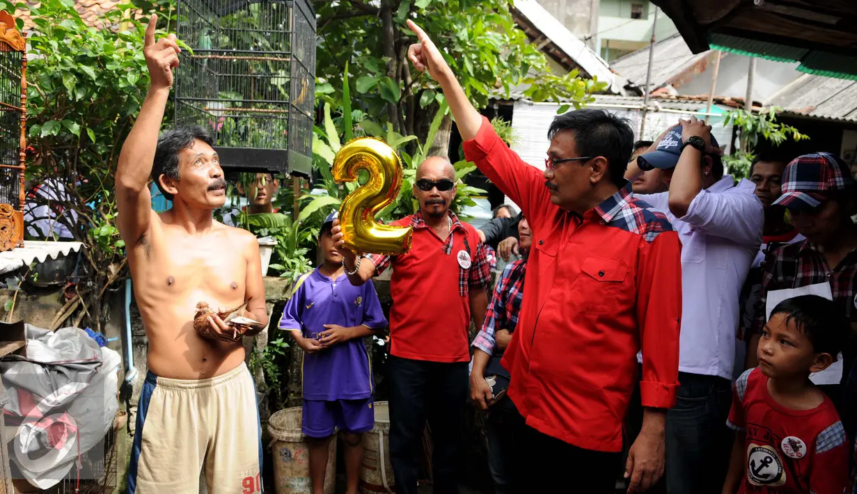 Djarot Saiful Hidayat berbincang dengan warga saat mengunjungi kawasan padat penduduk jalan Bendungan, Cawang, Kramat jati, Jakarta, Kamis (1/12). Di tengah warga, Djarot mengatakan sudah seharusnya pemimpin melayani rakyat. (Liputan6.com/Gempur M. Surya)