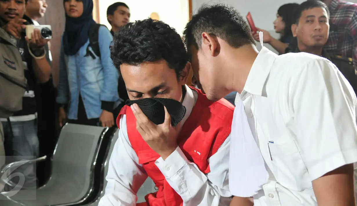 Tersangka pembunuhan Deudeuh Alfi Sahrin alias Tata Chubby, Muhammad Prio Santoso jelang mengikuti sidang vonis di PN Jaksel, Senin (30/11/2015). Hakim memvonis vonis 16 tahun penjara kepada Muhammad Prio Santoso. (Liputan6.com/Yoppy Renato)