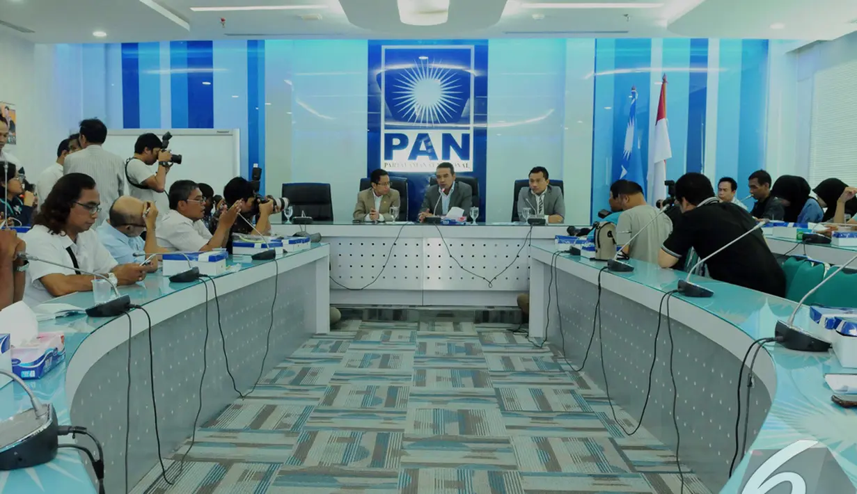 Fraksi PAN di DPR menyesalkan keputusan Presiden Joko Widodo yang memisahkan ekonomi kreatif dari Kementerian Pariwisata hingga sekarang tidak berbentuk kementerian lagi, Jakarta, Selasa (4/11/2014).(Liputan6.com/Andrian M Tunay) 