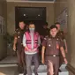 Jaksa Kejari Kota Depok membawa tersangka korupsi pembangunan Gedung UPN Veteran Jakarta ke mobil tahanan. (Liputan6.com/Dicky Agung Prihanto)
