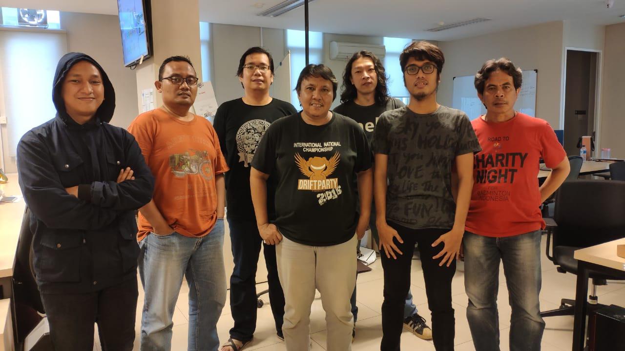 Para personel kanal Bola Liputan6.com tetap antusias bekerja me-running berita di malam pergantian tahun. (Istimewa)