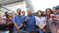 Pengacara dan Keluarga dan kekasih dari Brigadir J saat menggelar konferensi pers di Jakarta. (Liputan6.com/Benedikta Ave Martevalenia)