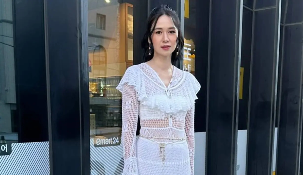<p>Tampil menawan dengan busana bernuansa putih, penampilannya hampir senada dengan Shenina Cinnamon. Tampil menawan dalam acara bergengsi tersebut, tidak sedikit para penggemar yang memuji penampilannya dalam media sosial Instagram. (Liputan6.com/IG/@laurabas)</p>