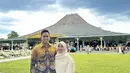 <p>Chacha bersama sang suami hadir di pernikahan Kaesang, ia mengenakan lace dress warna broken white serasi dengan kerudungnya. Membawa tas Chanel pink. (@chafrederica)</p>