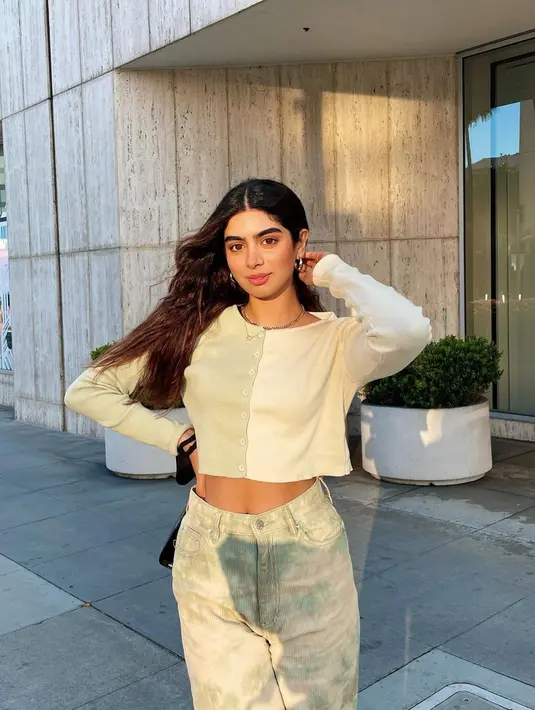 Resmi debut sebagai aktris, tak sedikit pula netizen yang menantikan aktingnya. Bahkan, banyak pula yang berharap jika karier Khushi di dunia entertainment bisa cemerlang seperti mendiang ibunya. (Liputan6.com/IG/@khushi05k)
