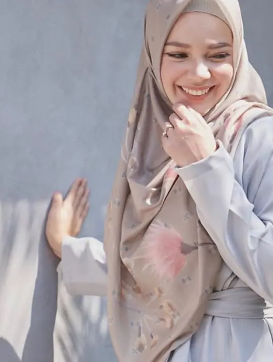 "Aku lagi banyak belajar dengan komunitas belajar online, persiapan itu ternyata nggak boleh dekat-dekat, aku dari sebulan ini sudah warming up puasa, (dalami) Quran," kata Dewi Sandra, Rabu (7/4/2021). (Instagram/dewisandra)
