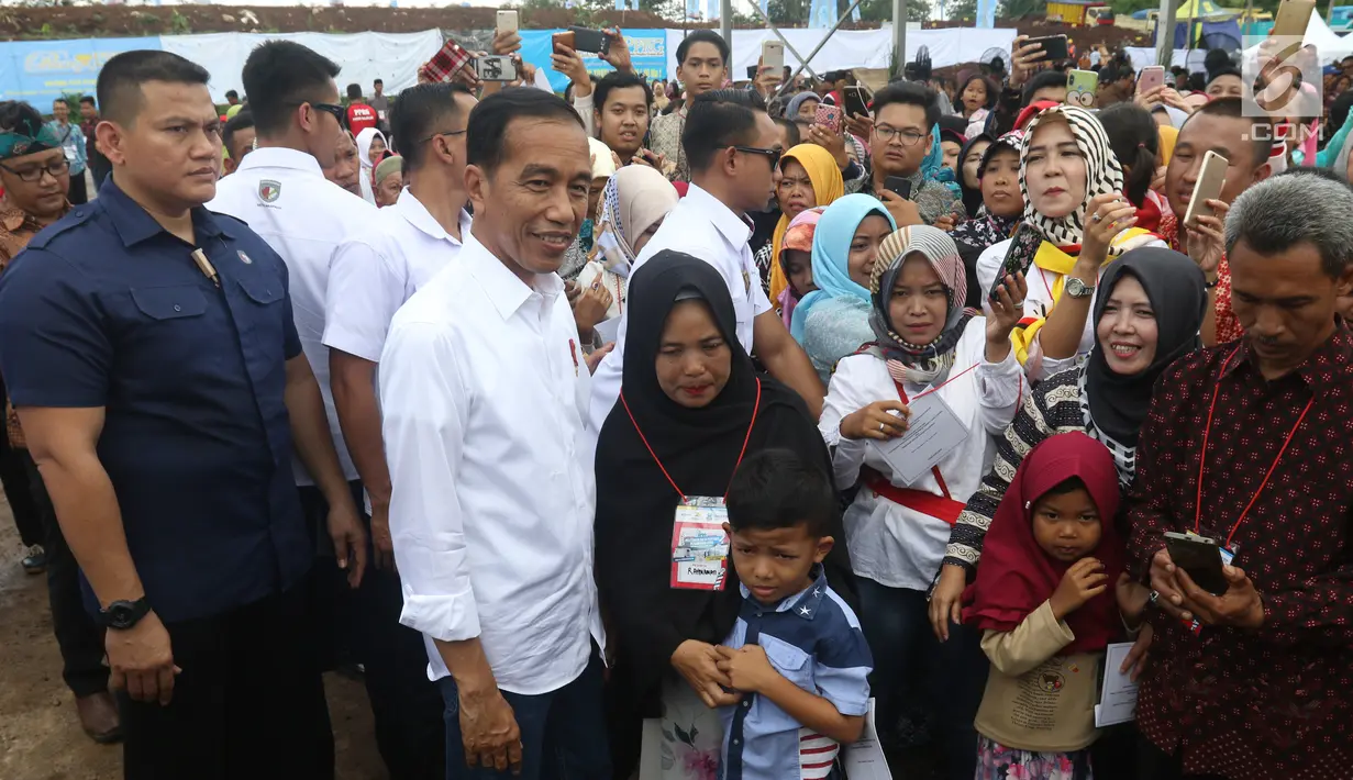 Presiden Joko Widodo menyapa warga saat meninjau rumah contoh untuk PPRG di Garut, Jawa Barat, Sabtu (19/1). Rencananya rumah tersebut akan dibangun 500 unit, dimana tahap pertama dibangun 150 unit terlebih dahulu. (Liputan6.com/Angga Yuniar)