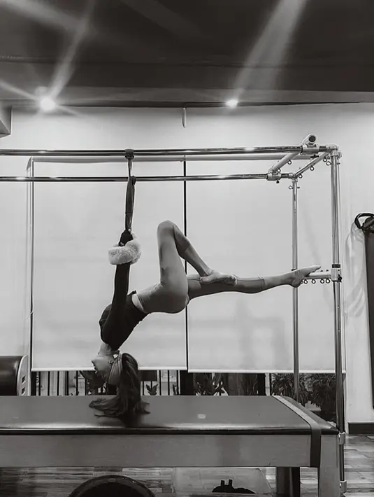 Penampilan Audi Marissa saat mengikuti latihan pilates juga tak lepas dari perhatian netizen. Bahkan, dirinya disebut memiliki tubuh yang lentur saat mencoga gaya pilates ala Jennie Blackpink. (Liputan6.com/IG/@audimarissa)
