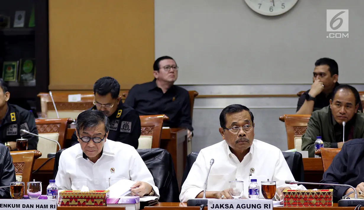 Menteri Hukum dan HAM Yasonna Laoly (kiri) bersama Jaksa Agung HM Prasetyo (kanan) mengikuti rapat kerja dengan Komisi III DPR di Kompleks Parlemen, Senayan, Jakarta, Kamis (13/9).(Liputan6.com/JohanTallo)