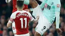 Striker Bournemouth, Lys Mousset berebut bola dengan pemain Arsenal, Lucas Torreira pada laga lanjutan Liga Inggris, 2018-19 pekan ke-28 di Emirates Stadium, Rabu (27/2). Arsenal menang dengan skor telak 5-1 atas Bournemouth. (Ian KINGTON/AFP)