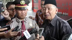 Mantan Wakil Presiden Hamzah Haz saat menjawab pertanyaan awak media di Kantor KPK, Jakarta, Kamis (8/1/2015). (Liputan6.com/Miftahul Hayat)