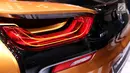 Desain lampu belakang tampil sporty di mobil BMW i8 Roadster yang diluncurkan pada Gaikindo Indonesia International Auto Show (GIIAS) 2018 di ICE BSD City, Tangerang, Kamis (2/8).  (Liputan6.com/Fery Pradolo)