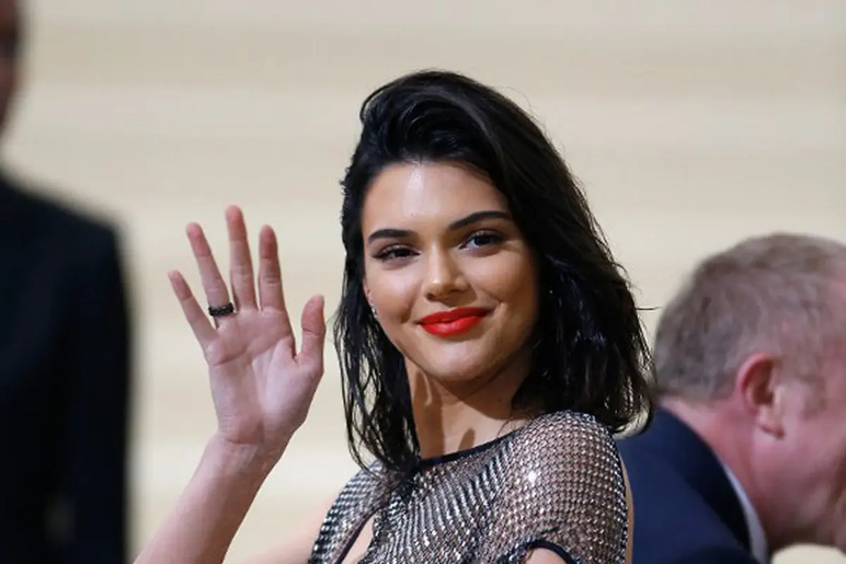 [Bintang] Kendall Jenner di Met Gala 2017