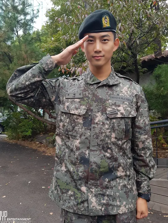 Taecyeon 2PM resmi masuk wajib militer pada 4 September 2017. Ketampanan rapper 2PM ini seakan semakin bertambah saat ia mengenakan seragam militer. (Foto: Soompi.com)