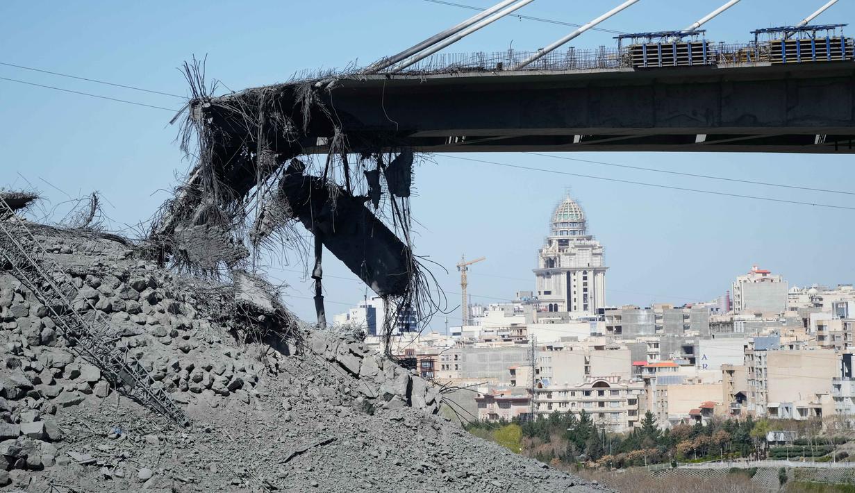 Serangan tersebut menyebabkan bagian tengah dek jembatan runtuh dan struktur terbelah menjadi dua. Tampak dalam foto, kondisi sebuah jembatan yang baru dibangun dan terkena serangan udara Amerika Serikat pada Kamis 2 April 2026 terlihat di Karaj, sebelah barat Teheran, Iran, Jumat, 3 April 2026. (AP Photo/Vahid Salemi)